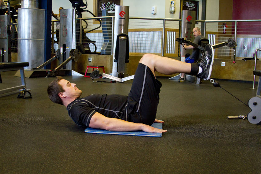 Cable Reverse Crunch — demonstration image 2