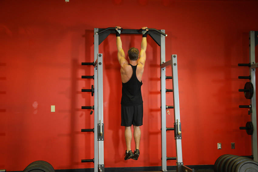 Flexed-arm hang — demonstration image 1