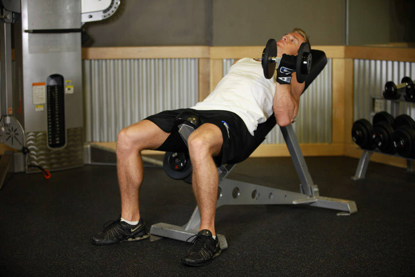 Incline dumbbell curl — demonstration image 2
