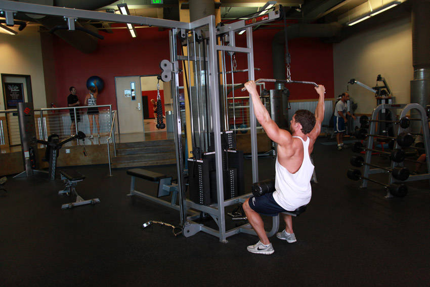 Wide-grip pulldown